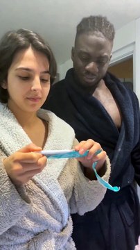 Defalarca kez denemeden sonra bebek sahibi olacaklarını öğrenen çiftin mutluluk anları