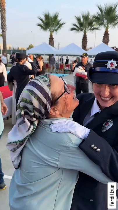 Polis olan evlatlarına haklı bir gurur ile sarılıp öpen aile ve pek mahçup olan yeni polis memurumuz 