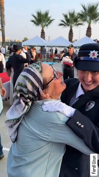 Polis olan evlatlarına haklı bir gurur ile sarılıp öpen aile ve pek mahçup olan yeni polis memurumuz