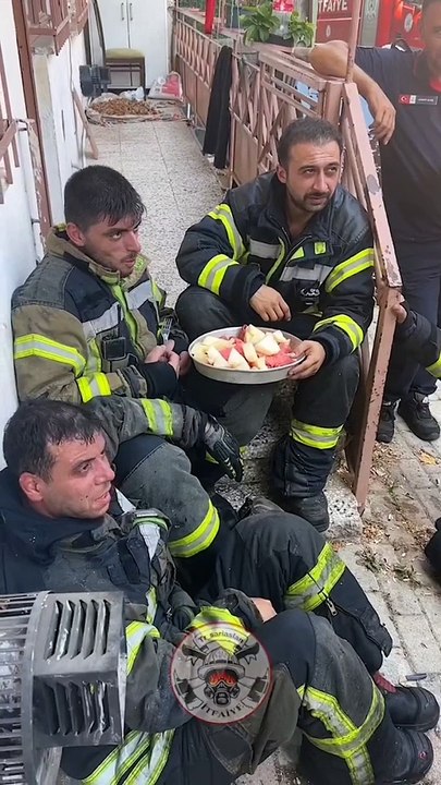 Yangında 3 yetişkin ve 1 bebeği kurtaran kahraman itfaiye ekibine en güzel ödülü veren mahalleli 