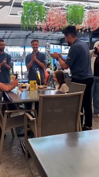 Kızına doğum günü sürprizi yapan baba, kızı ile beraber bütün mekana da duygusal anlar yaşatıyor