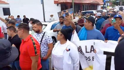 Manifestantes en los alrededores del Auditorio Cívico