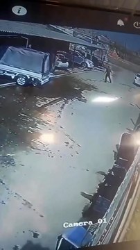 Bir taraf arabayı iterken, diğer taraf arabanın boşta olduğu sanıp tutmaya çalışıyor