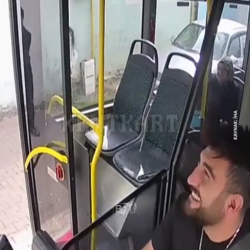 Sivas'ta yanlış otobüse binip son durağa kadar giden anne ve engelli kızını güzergah dışına çıkarak evlerine kadar bırakan otobüs şoförü