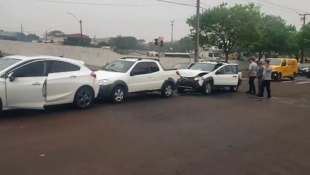 Acidente entre três carros é registrado na Avenida Tancredo Neves