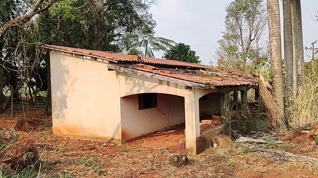 EU VI UM VULTO DENTRO DA CASA ABANDONADA, O QUE SERIA???