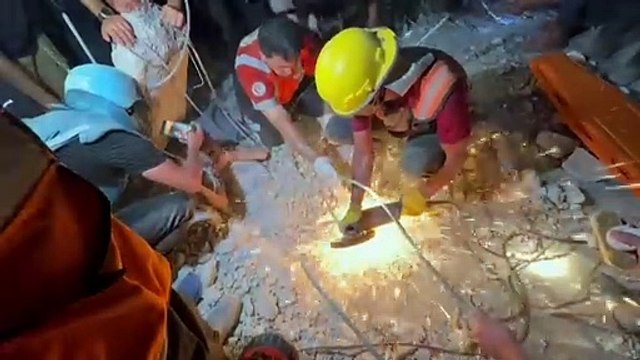 Socorristas retiram menino de escombros em Gaza