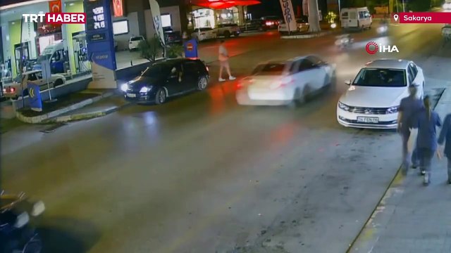 Sürücü ani manevra yaptı, motosikletli genç otomobile çarptı: Kaza anı kamerada