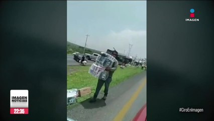 Descargar video: Pobladores roban papel higiénico tras volcadura de tráiler en la carretera Monterrey-Saltillo