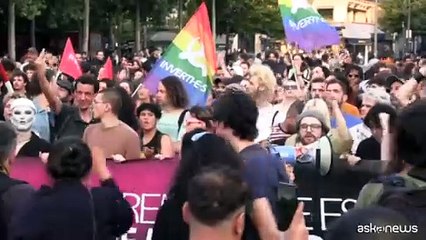 Скачать видео: La Francia spaccata, manifestazioni pro e contro la vittoria della destra