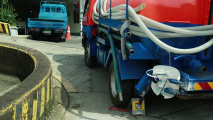 경사로에서 정화조 차량 밀려 40대 작업자 사망 / YTN