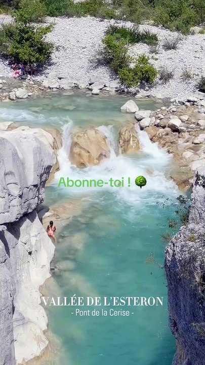 Une rivière aux eaux translucides sur la Côte d'Azur ! ✨   Où ça ? À Gillette, Alpes-Maritimes   Randonnée au départ de Gilette Difficulté : Moyen L'accès à la rivière se fait par un chemin de forêt en descente, la montée au retour est donc importante