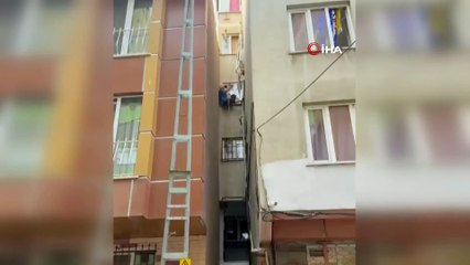 Çatıdan düşen adam havada asılı kaldı! İşte o anlar...