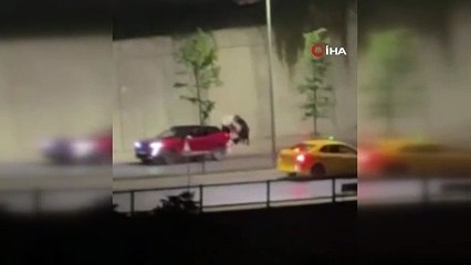 Kaldırımda oturan kadına büyük zorbalık: Saçlarından tutup sürüklediler