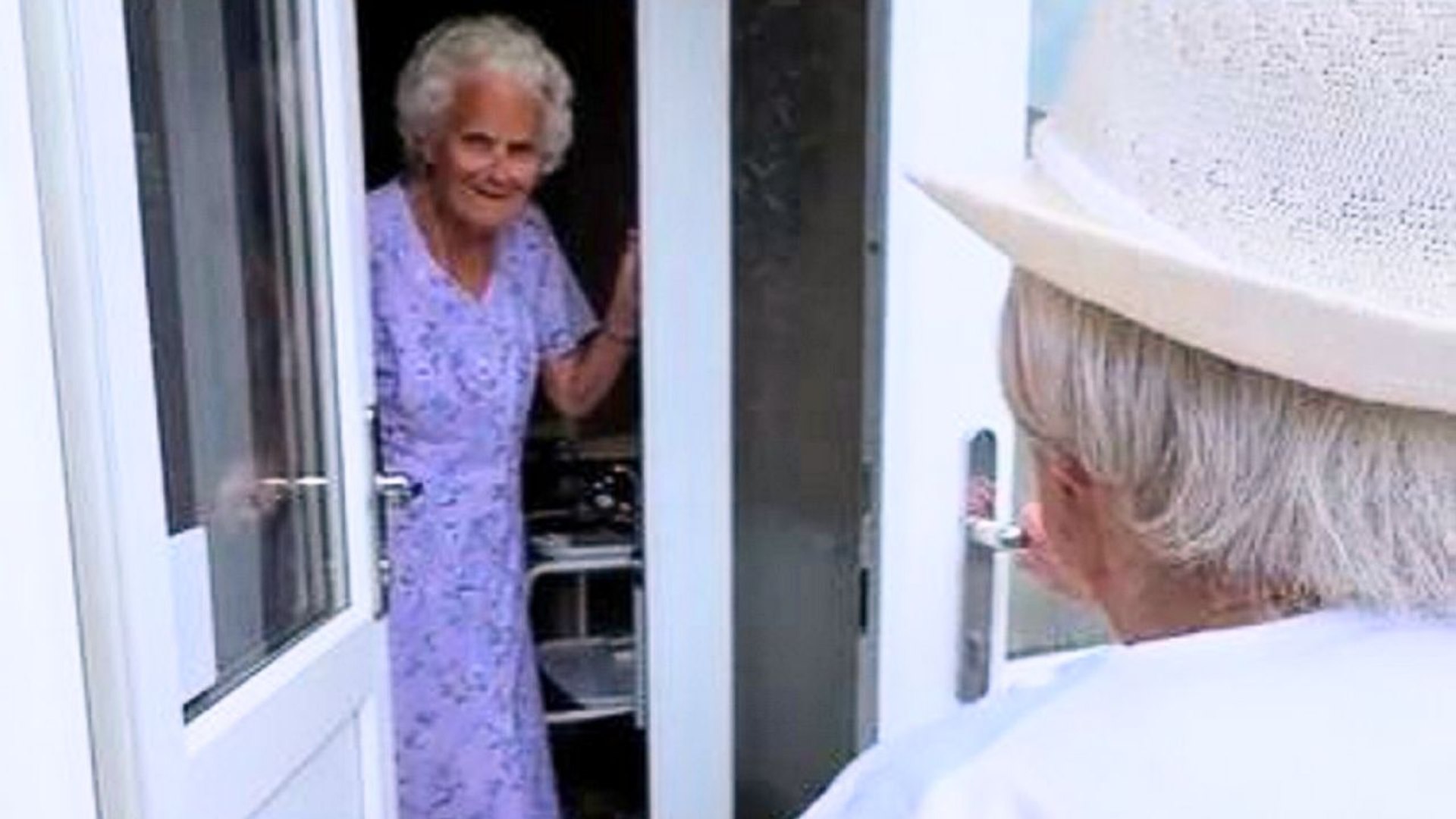 ⁣Watch the adorable moment friends of 88 years meet for the first time in six years