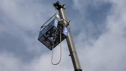 Davey yells “vote Lib Democrat” in bungee stunt