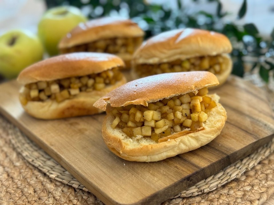 Bollitos de pan de leche rellenos de manzana
