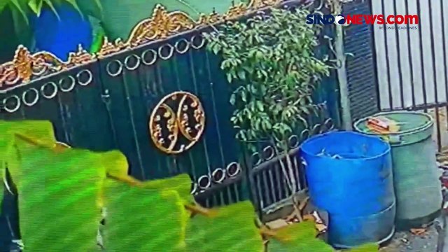 Terekam CCTV, Aksi Curanmor Bermodus Kurir Paket di Rawamangun