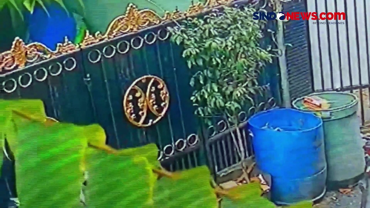 Terekam CCTV, Aksi Curanmor Bermodus Kurir Paket di Rawamangun