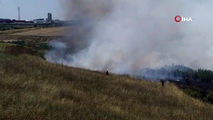 İstanbul'da otluk yangını: Alevler tır garajına ilerliyor