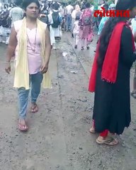 शाळेचा पहिला दिवस,  विद्यार्थ्यांची चिखलातून एन्ट्री