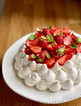 Pavlova à la Fraise | Recette Facile et Inratable avec Crème Fouettée Mascarpone