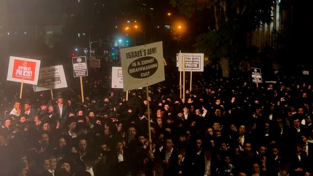 Judíos ultraortodoxos protestan en Jerusalén contra el fallo del Tribunal Supremo que pone fin a su exención militar
