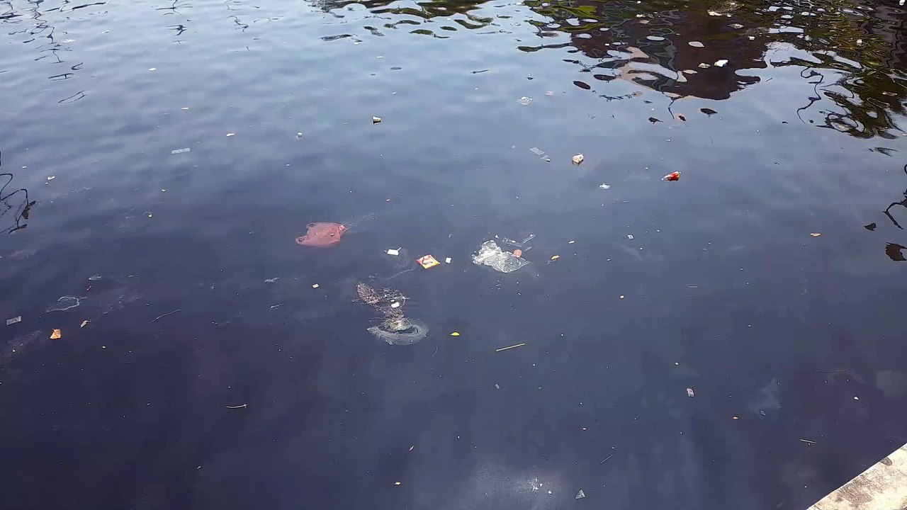 Sampah Plastik di Masjid Terapung Pantai Losari