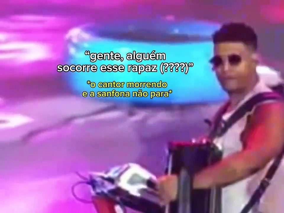 fã atira celular em Léo Santana e acerta parte...