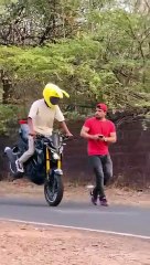 is ki to paint gili ho gai yaar & his paint got wet .