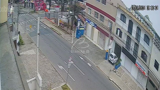 Ônibus escolar com 20 crianças especiais se envolve em acidente e deixa feridos em Curitiba