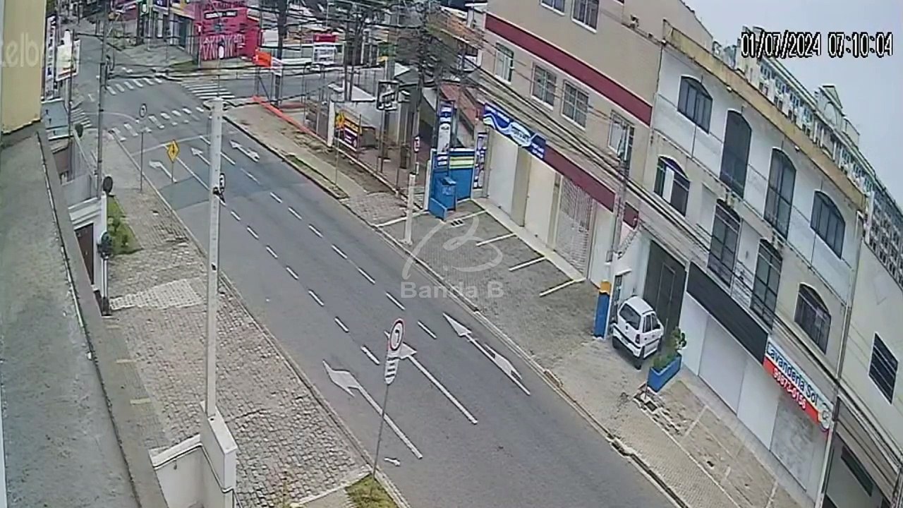 Ônibus escolar com 20 crianças especiais se envolve em acidente e deixa feridos em Curitiba