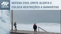 Ondas invadem calçadão da praia do Leblon, no Rio de Janeiro