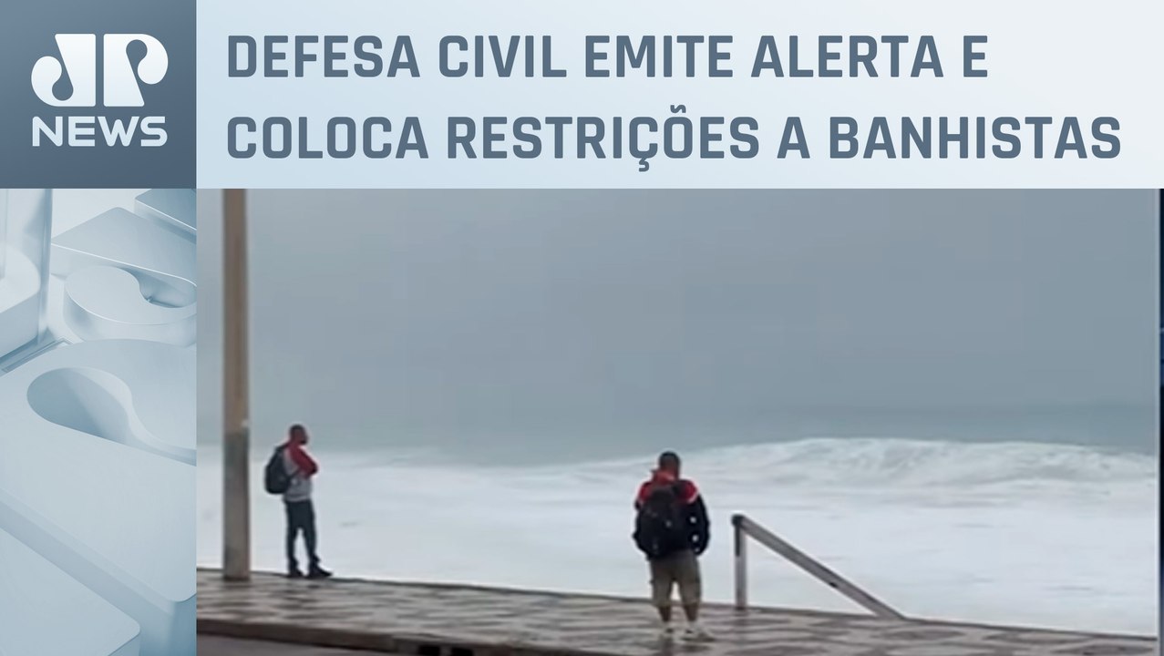 Ondas invadem calçadão da praia do Leblon, no Rio de Janeiro