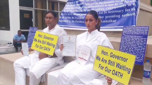 কাটল না শপথ গ্রহণ জট! আম্বেদকর মূর্তির পাদদেশে অবস্থান অব্যাহত সায়ন্তিকা-রেয়াতের