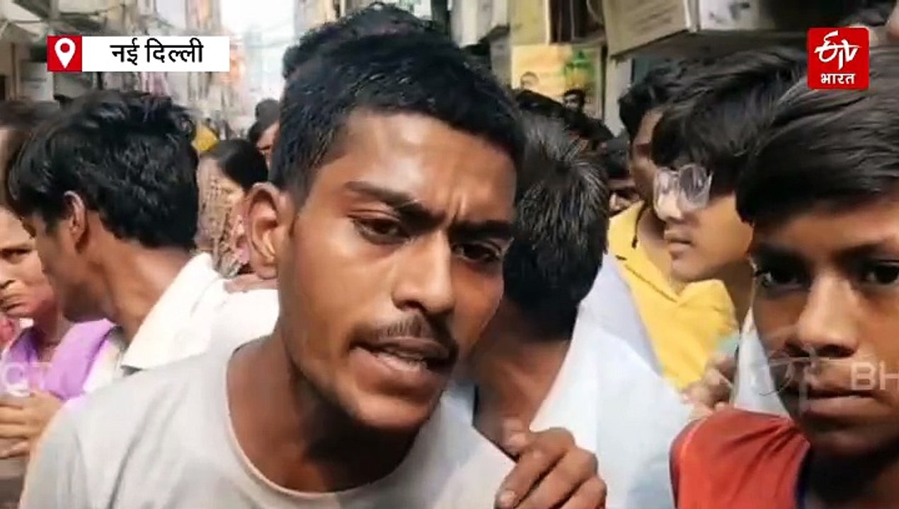 मोमोज की दुकान में महिला कर्मचारी की संदिग्ध हालत में मौत, परिजनों ने दुकान के बाहर शव रखकर किया प्रदर्शन