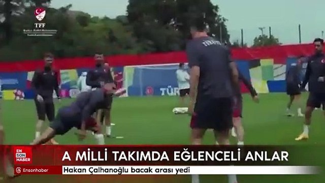 A Milli Takım'da eğlenceli anlar: Hakan Çalhanoğlu bacak arası yedi