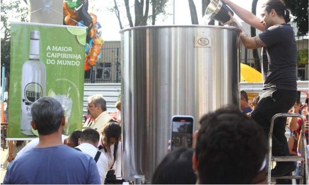 A maior caipirinha do mundo: recorde é batido em festival no Santa Tereza