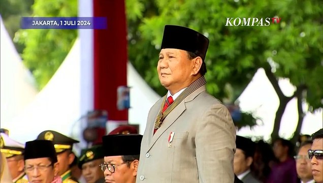 Disapa Jokowi Sebagai Presiden Terpilih di HUT Bhayangkara, Prabowo Langsung Beri Hormat