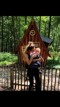 Flavia Mihasan 17-21.06.2022 \ În living, cadouri Adinish,tricicletă\ În Q3,la grădiniţă,serbare Car-roll.Two-door.\Duminica,la pădure,mâncând nisip.\ Pe balcon, vodcă.Bucătărie,creme-cadou.Plimbare.\Colţ bucătărie,haine, recl. About You