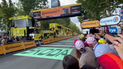 Tour de France a Torino, l'eritreo Girmay vince la terza tappa, Carapaz nuova gialla