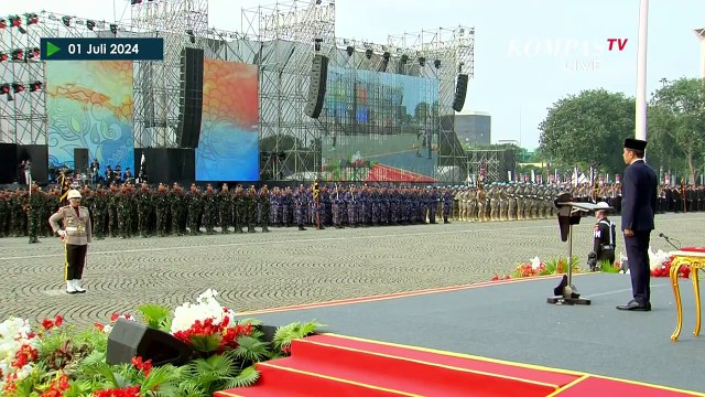 Momen Jokowi Periksa Pasukan Saat Pimpin Upacara Hari Bhayangkara ke-78