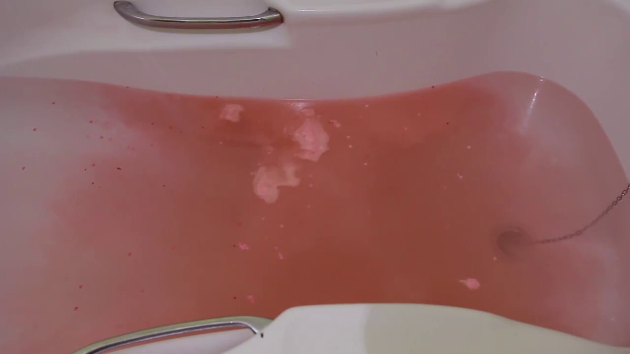 LUSH 'Love Locket' Bath Bomb Demo