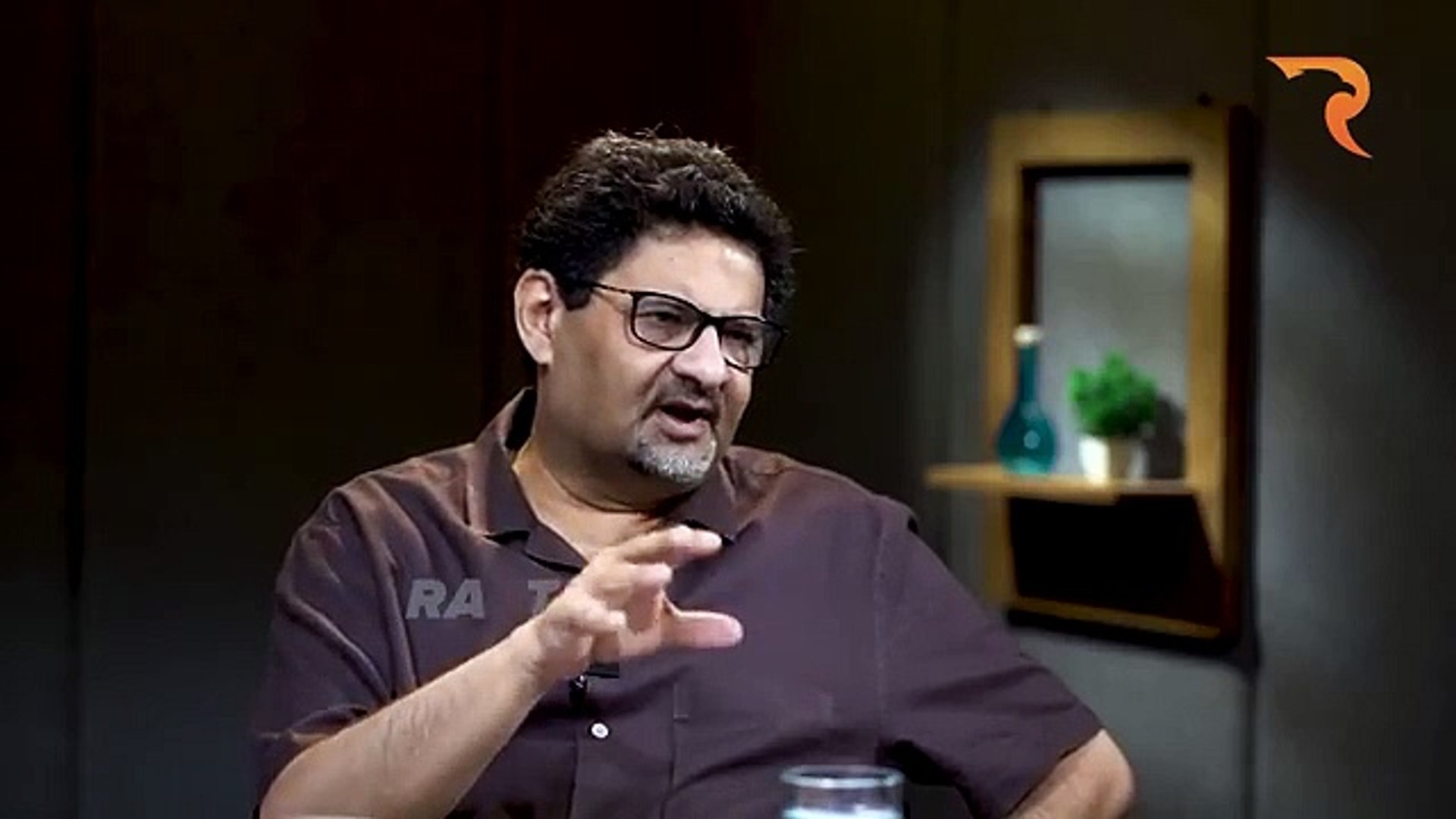 ⁣Dinner_with_Bajwa_and_Faiz_Hameed___Miftah_Ismail_reveals_political_secrets(360p)