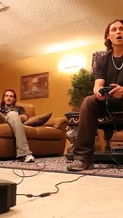 Certains ont des #chats ‍⬛  ou dès #chiens  pour #animaux #domestiques, ce #couple lui, a #adopté un #lion qui vit dans leur #maison