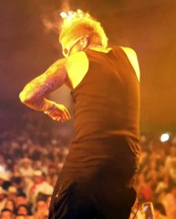 ¡Reykon es víctima de las llamas durante su concierto en Colombia!