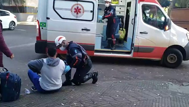 Colisão entre carro e bicicleta elétrica deixa jovem ferido no Centro de Cascavel