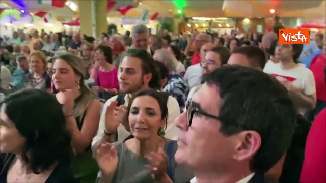 Fratoianni alla festa dell'Anpi canta Bella ciao . Presenti all'evento anche Schlein e Conte