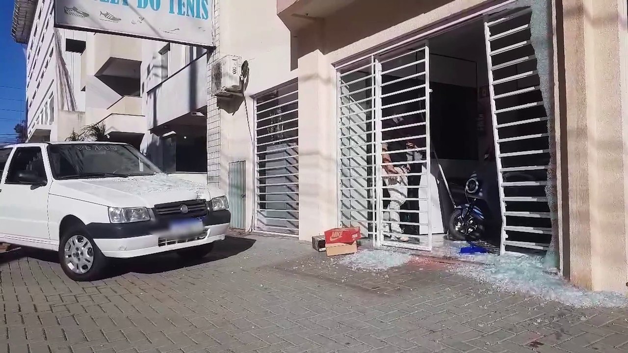 Motorista sofre mal súbito, invade calçada e atinge vidraça de estabelecimento no Coqueiral