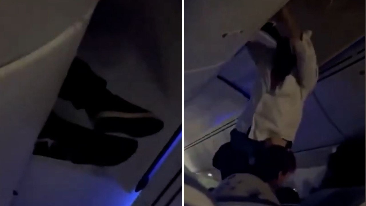 Unas fuertes turbulencias dejan a un pasajero en el maletero superior